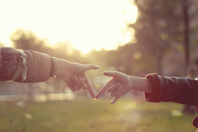 手,两个人,横图,室外,特写,白天,连接,天空,手势,摄影,四川省,部分,成都,触摸,彩图,爱,打手势