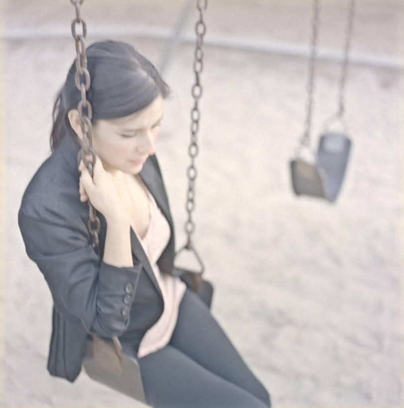 成年人,中年人,一个人,坐,竖图,俯视,室外,白天,寂寞,美国,仅一个女性,仅一个人,拿着,休闲装,荡秋千,仅一个中年女性,摄影,悲哀,女人,女性,中年女性,半身,彩图,高角度拍摄