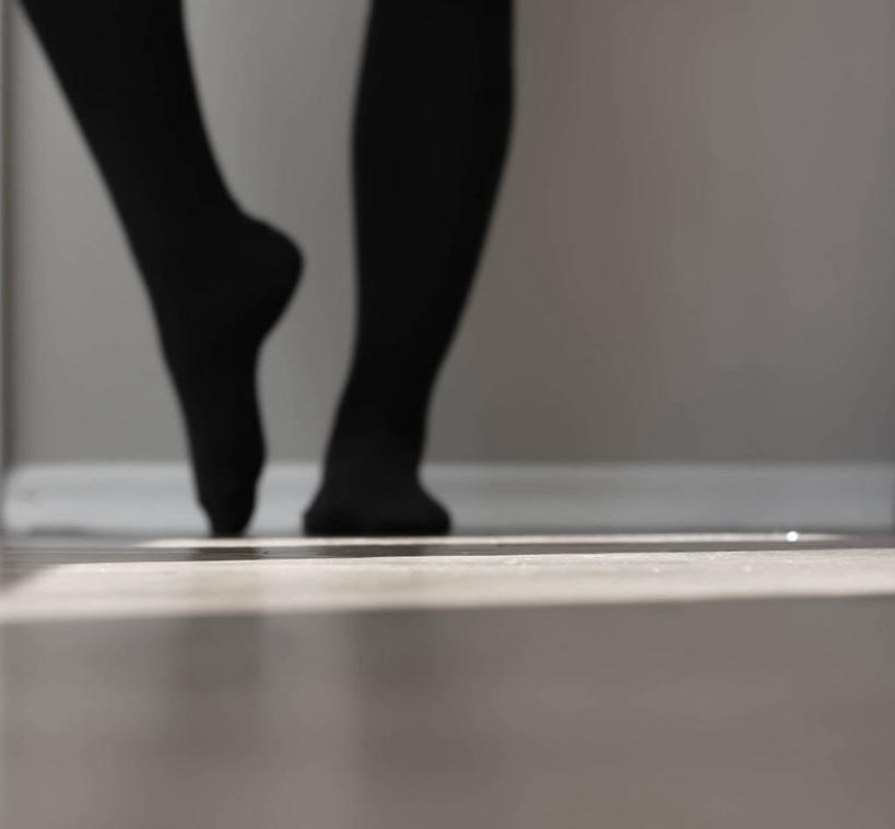 腿,一个人,站,横图,室内,白天,日光,加拿大,袜子,黑色,平衡,摄影,部分,多伦多,四肢,彩图