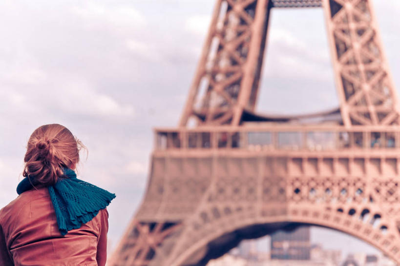 成年人,脸,头,脸颊,一个人,坐,横图,室外,白天,建筑,法国,仅一个女性,云,塔,首都,休闲装,肩膀,背面,天空,围巾,摄影,法国文化,头部,脸部,脸蛋,面部,彩图,独处