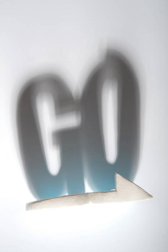 无人,竖图,白色背景,通讯,指示牌,日本,标志,文字,方向,标识,箭头,摄影,指导,英文字母,指向,簇,彩图,影棚拍摄