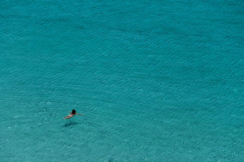 游泳,一个人,横图,俯视,室外,白天,度假,海洋,水,西班牙,欧洲,蓝色,摄影,南欧,西班牙王国,巴利阿里群岛,巴利阿里,梅诺卡岛,海滩,休闲活动,彩图,高角度拍摄