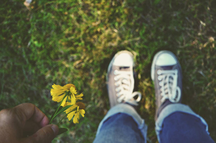 成年人,手,一个人,站,横图,俯视,室外,白天,运动鞋,运动,美国,仅一个男性,拿着,牛仔裤,休闲装,草,花,黄色,摄影,帆布鞋,部分,脆弱,缅因州,四肢,彩图,高角度拍摄