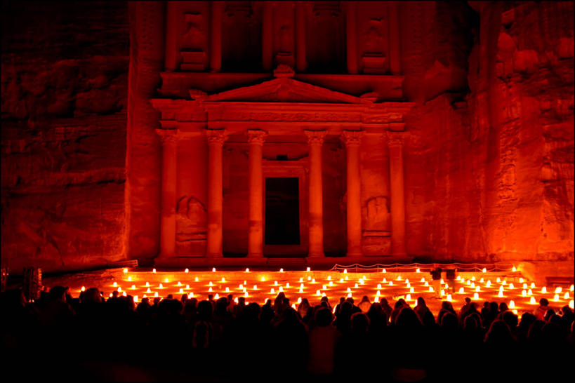 横图,室外,夜晚,神秘,建筑,蜡烛,约旦,庆祝,烛光,柱子,许多人,燃烧,历史,废墟,地标建筑,一群人,摄影,照亮,彩图