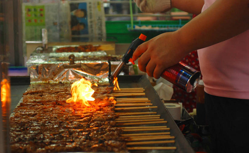 一个人,横图,烧烤,韩国,准备,火焰,肉,热,火把,火炬,拿着,饮食,摄影,清新,健康食物,烤肉架,大田,彩图