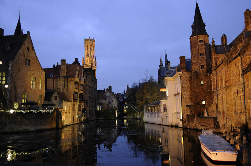 无人,横图,室外,夜晚,建筑,船,比利时,反射,冬天,尖顶,树,天空,运输,摄影,宁静,运河,照亮,布鲁日,彩图,旅行