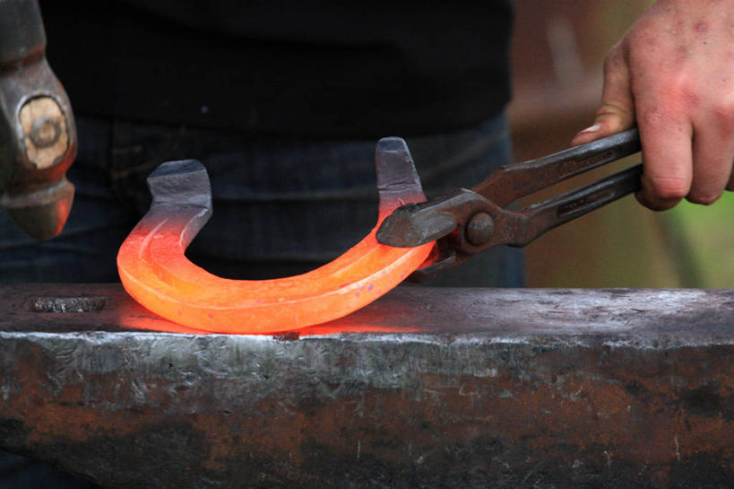 成年人,手,一个人,横图,室外,特写,白天,英国,仅一个男性,金属,锤子,钳子,热,拿着,击打,摄影,部分,马蹄铁,砧骨,技能,彩图