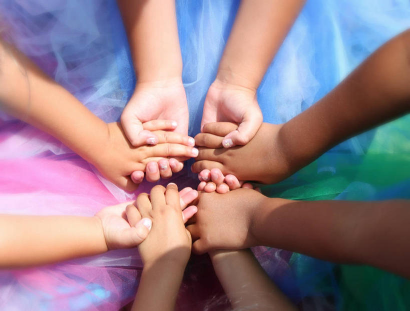 手,四个人,横图,室外,特写,白天,友谊,日光,美国,粉色,蓝色,绿色,童年,摄影,部分,马里兰,手牵手,彩图