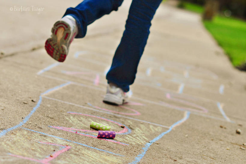 儿童,腿,一个人,横图,室外,白天,游戏,纯洁,鞋子,美国,仅一个女性,仅一个人,玩,娱乐,小孩,仅一个小孩,休闲,可爱,乐趣,童年,童趣,摄影,活动,跳房子,部分,享乐,发泄,消遣,智力,童真,烂漫,无邪,达拉斯市,宣泄,四肢,跳方格,跳方阵,天真,女孩,女人,女性,孩子,玩耍,嬉戏,彩图,女生