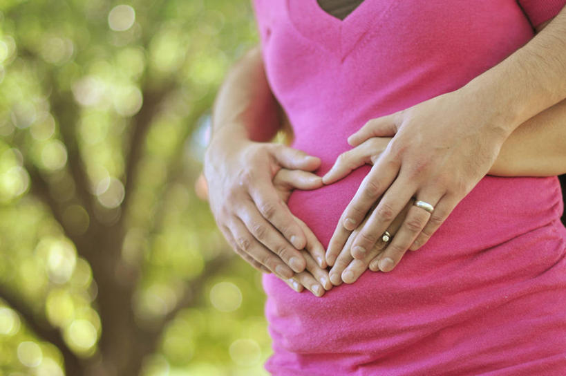 成年人,两个人,摸,横图,室外,白天,美国,抚摸,连接,休闲装,怀孕,摄影,部分,关爱,达拉斯市,异性恋,男人,女人,心型,触摸,接触,彩图,爱,伴侣