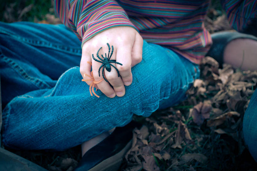 一个人,坐,横图,室外,特写,白天,美国,休闲装,戒指,童年,摄影,布卢明顿,彩图