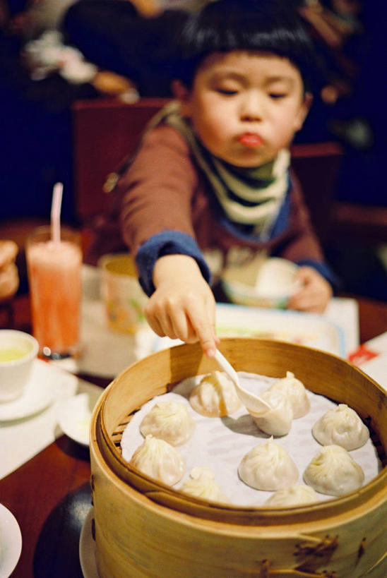 点心,面包,儿童,脸,头,脸颊,一个人,坐,竖图,室内,特写,白天,纯洁,上海,仅一个男性,仅一个人,料理,食品,包子,面点,拿着,休闲装,美食,饮食,肩膀,食物,糕点,小孩,汤匙,小笼包,仅一个小孩,中式,可爱,童年,童趣,摄影,清新,中国文化,童真,烂漫,无邪,蒸菜,天真,男孩,男人,男性,中国人,孩子,头部,脸部,脸蛋,面部,玻璃杯,彩图,甜面包,男生