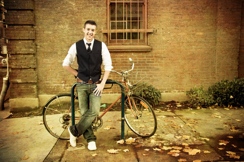 西方人,儿童,少年,一个人,站,笑,微笑,露齿笑,横图,室外,白天,正面,幸福,纯洁,信心,自行车,鞋子,欧洲,美国,欧洲人,仅一个男性,仅一个人,砖墙,仅一个年轻男性,小孩,靠,靠着,可爱,童年,童趣,运输,摄影,马甲,青春期,肖像,童真,烂漫,无邪,背手,俄勒冈州,波特兰,自行车架,天真,男人,男性,年轻男性,白种人,孩子,彩图