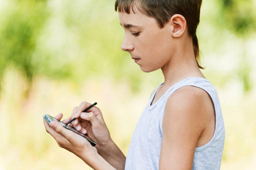 儿童,少年,脸,头,脸颊,头发,一个人,公园,站,横图,室外,特写,白天,侧面,通讯,纯洁,技术,手机,俄罗斯,仅一个男性,仅一个人,拿着,休闲装,肩膀,仅一个年轻男性,小孩,黑色,夏天,可爱,童年,童趣,摄影,专心,童真,烂漫,无邪,无线电技术,天真,男人,男性,年轻男性,孩子,头部,脸部,脸蛋,面部,彩图,数码笔