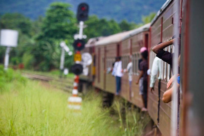横图,室外,白天,风险,火车,斯里兰卡,吊挂,悬挂,公共交通,挂,树,车门,运输,摄影,康提,彩图,旅行