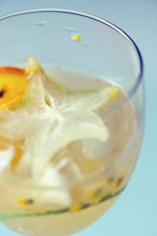 无人,竖图,室内,特写,白天,水果,新加坡,酒类,首都,饮食,酒,饮料,杨桃,西番莲,摄影,清新,健康食物,新加坡市,玻璃杯,彩图