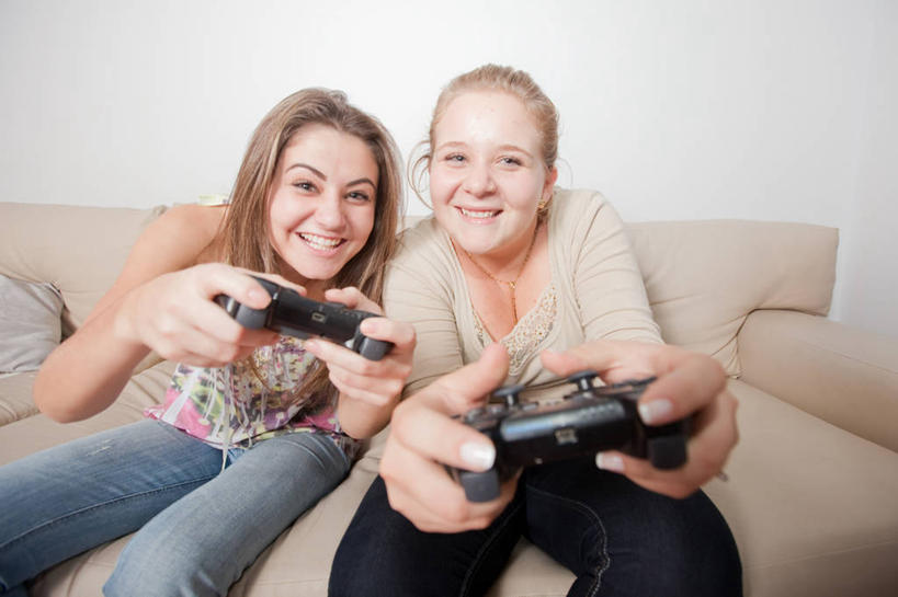 西方人,儿童,少年,头发,一个人,两个人,坐,笑,微笑,露齿笑,横图,室内,正面,快乐,友谊,幸福,纯洁,沙发,巴西,欧洲,欧洲人,仅一个男性,仅一个年轻女性,仅一个女性,仅一个人,拿着,仅一个年轻男性,小孩,金色,可爱,乐趣,童年,童趣,摄影,起居室,享乐,肖像,童真,烂漫,无邪,天真,男人,男性,年轻男性,年轻女性,女人,女性,白种人,孩子,彩图,计算机游戏