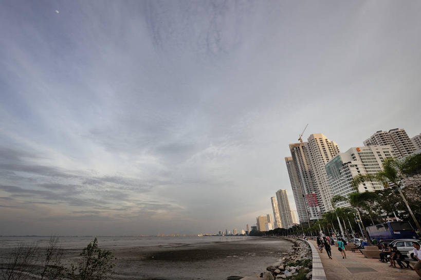 横图,室外,白天,海洋,天际线,城市,建筑,路灯,汽车,马来西亚,地平线,云,树,天空,摄影,停止,暂停,停滞,彩图,槟榔屿州