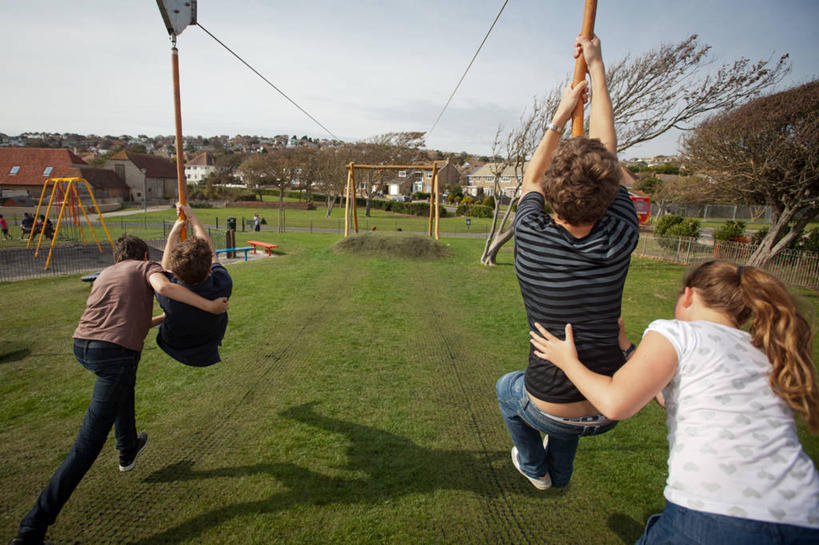 西方人,儿童,少年,头发,一个人,四个人,推,横图,室外,白天,友谊,纯洁,游乐场,英国,欧洲,欧洲人,仅一个男性,仅一个年轻女性,仅一个女性,仅一个人,阴影,云,半空,拿着,休闲装,英格兰,草,仅一个年轻男性,小孩,天空,金色,可爱,乐趣,童年,童趣,摄影,享乐,西欧,大不列颠,童真,烂漫,无邪,大不列颠及北爱尔兰联合王国,大不列颠及爱尔兰联合王国,萨塞克斯,萨塞克斯郡,苏塞克斯,东萨塞克斯郡,天真,男孩,男人,男性,年轻男性,年轻女性,女孩,女人,女性,白种人,孩子,半身,彩图,滑索,大不列颠王国,大英帝国,联合王国,日不落帝国