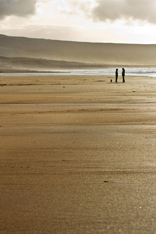 成年人,两个人,站,竖图,室外,白天,侧面,通讯,海洋,山,山脉,爱尔兰,沙子,云,天空,自然,面对面,摄影,剪影,男人,女人,海滩,休闲活动,说话,彩图
