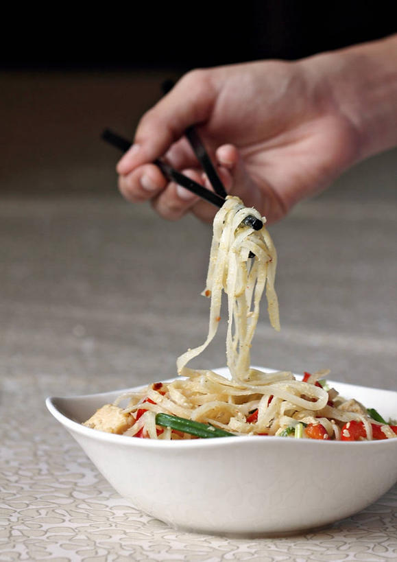 手,一个人,吃,竖图,室内,特写,白天,筷子,印度,香料,拿着,饮食,泰式炒面,碗,素食,摄影,部分,健康食物,泰国食品,泰国文化,彩图