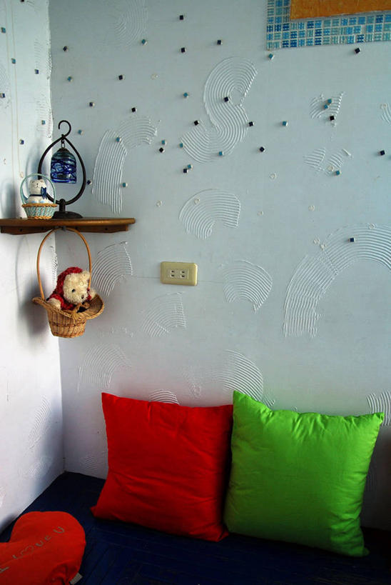 无人,竖图,室内,白天,台湾,吊挂,悬挂,篮子,墙,角落,泰迪熊,首都,挂,开关,红色,绿色,白色,枕头,摄影,反差,台北,彩图