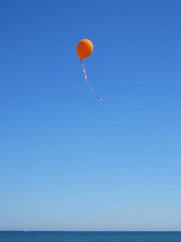 无人,竖图,室外,白天,留白,自由,美国,庆祝,水平线,半空,飞,一个,蓝色,气球,橙色,摄影,单个,北美,脆弱,伊利诺斯州,万里无云,密歇根湖,芝加哥市,彩图