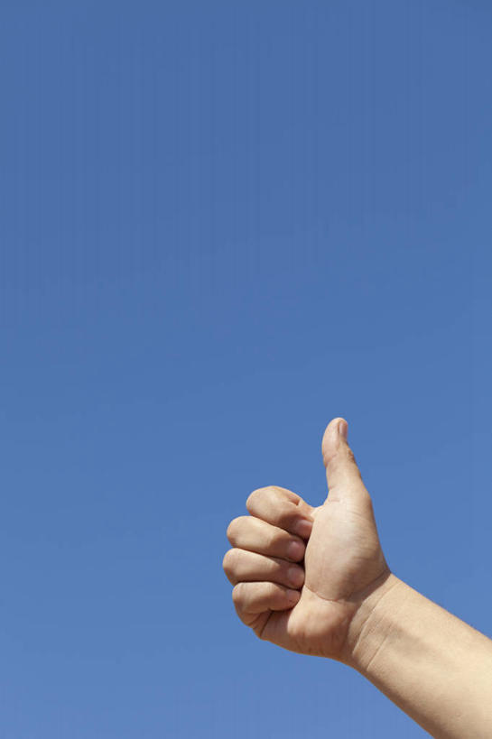 手,一个人,竖图,室外,特写,白天,智慧,成功,埃及,突出,称赞,表扬,手势,竖,摄影,翘,高,部分,中东,夸奖,优秀,万里无云,好,妙,顺利,出色,超群,杰出,卓越,奇妙,聪明,大拇指,彩图,打手势