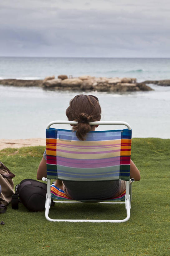 成年人,一个人,坐,竖图,室外,白天,度假,海洋,美国,仅一个女性,包,水平线,云,休闲装,草,背面,天空,自然,放松,摄影,宁静,夏威夷群岛,太平洋岛屿,海滩,半身,彩图,沙滩包