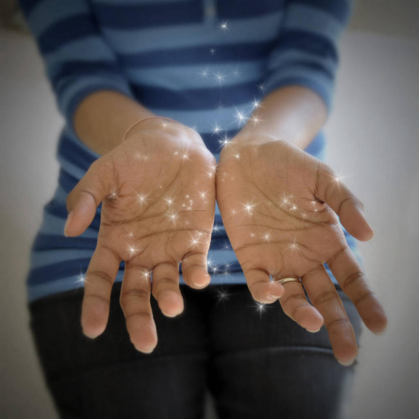 成年人,手,一个人,方图,室内,特写,南非,仅一个女性,光线,光芒,拿着,休闲装,星形,个性,摄影,部分,出示,豪登省,约翰内斯堡,想法,捧着,彩图