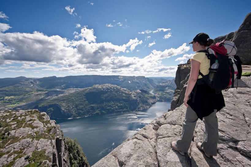 成年人,一个人,站,横图,室外,白天,侧面,旅游,度假,山,挪威,欧洲,仅一个年轻女性,仅一个女性,仅一个人,行人,游客,游人,包,悬崖,云,苔藓,休闲装,娱乐,路人,旅客,风景,天空,地标建筑,夏天,看,享受,休闲,鸭舌帽,放松,摄影,斯堪的纳维亚,北欧,斯堪的那维亚,斯堪的那维亚半岛,斯堪的纳维亚半岛,挪威王国,过客,罗加兰,罗加兰郡,冒险,年轻女性,女人,女性,年轻人,休闲活动,彩图