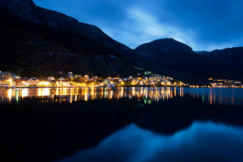 无人,横图,室外,夜晚,湖,山,山脉,建筑,挪威,欧洲,反射,云,城镇,天空,自然,摄影,宁静,照亮,照明设备,斯堪的纳维亚,北欧,斯堪的那维亚,斯堪的那维亚半岛,斯堪的纳维亚半岛,剪影,挪威王国,霍达兰郡,霍达兰,彩图