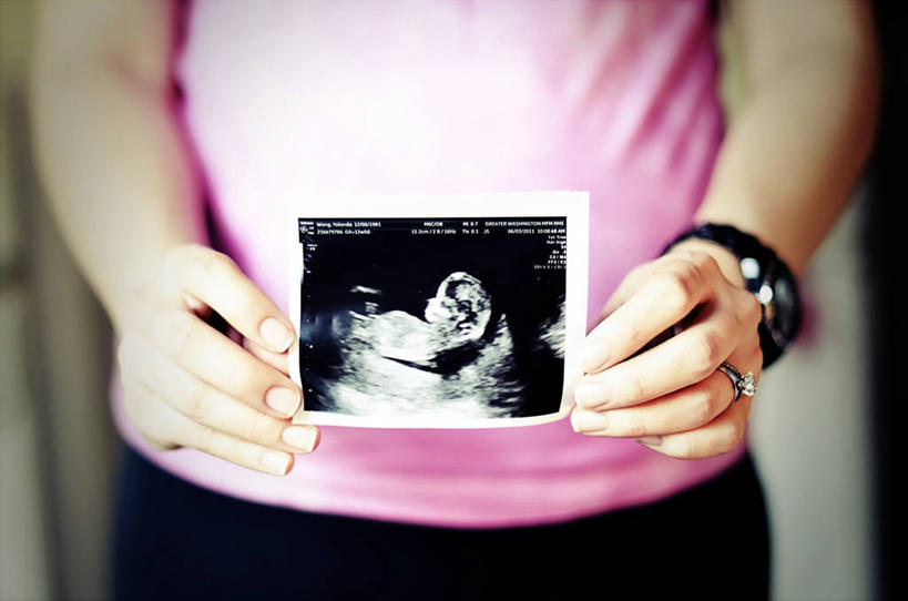 成年人,一个人,母亲,站,横图,室内,特写,白天,正面,美国,仅一个女性,拿着,休闲装,戒指,怀孕,摄影,部分,腕表,准确,彩图