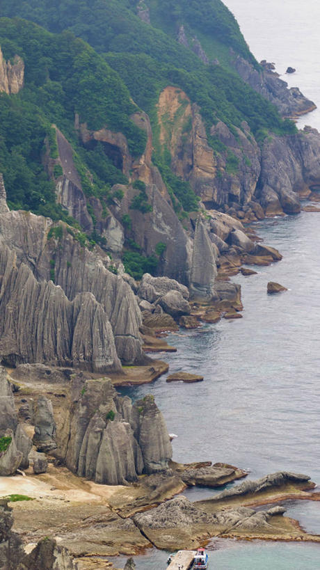 竖图,室外,白天,旅游,度假,河流,美景,船,日本,景观,喀斯特,娱乐,自然,享受,休闲,景色,放松,摄影,宁静,岩层,自然风光,岩石,彩图