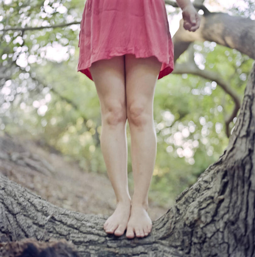 成年人,一个人,站,竖图,室外,特写,白天,风险,美国,仅一个女性,休闲装,树,树干,赤脚,平衡,摄影,部分,肌理,彩图