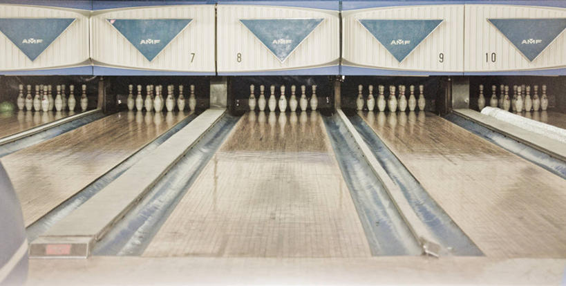 无人,横图,室内,重复,运动,建材,地板,建筑,西班牙,许多,反射,材料,木板,木材,保龄球馆,保龄球球瓶,地面,很多,球道,木地板,木柴,排列,摄影,建造,木料,球馆,保龄球道,硬木,休闲活动,彩图