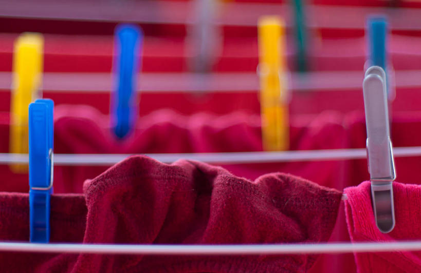 无人,横图,室外,白天,一排,整齐,线条,抹布,排列,洗衣服,红色,晾衣服,摄影,多样,卫生,队列,衣夹,匈牙利共和国,彩图,混沌