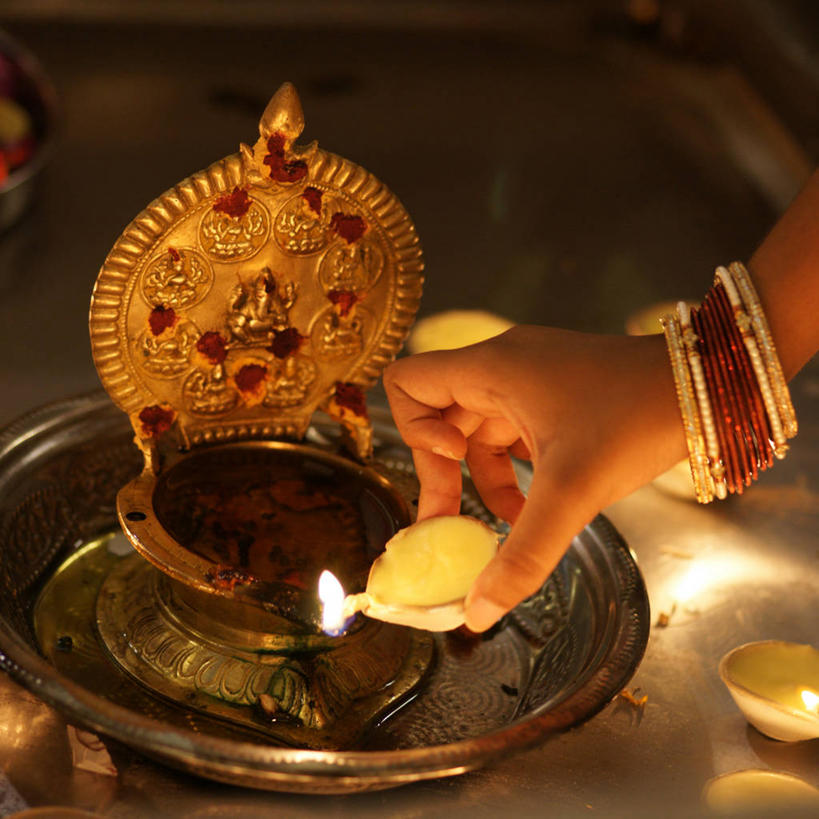 成年人,手,一个人,方图,室内,特写,白天,新加坡,仅一个女性,阴影,火焰,首都,燃烧,热,拿着,容器,点燃,摄影,宗教,部分,照亮,油灯,印度教,灵性,马里安曼兴都庙,彩图