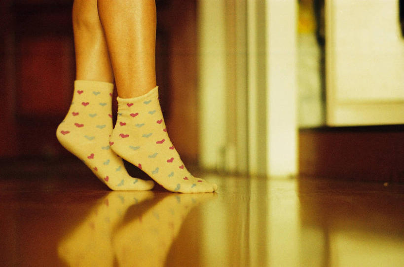 成年人,一个人,站,横图,室内,白天,上海,仅一个女性,反射,袜子,平衡,摄影,部分,努力,足,心型,彩图