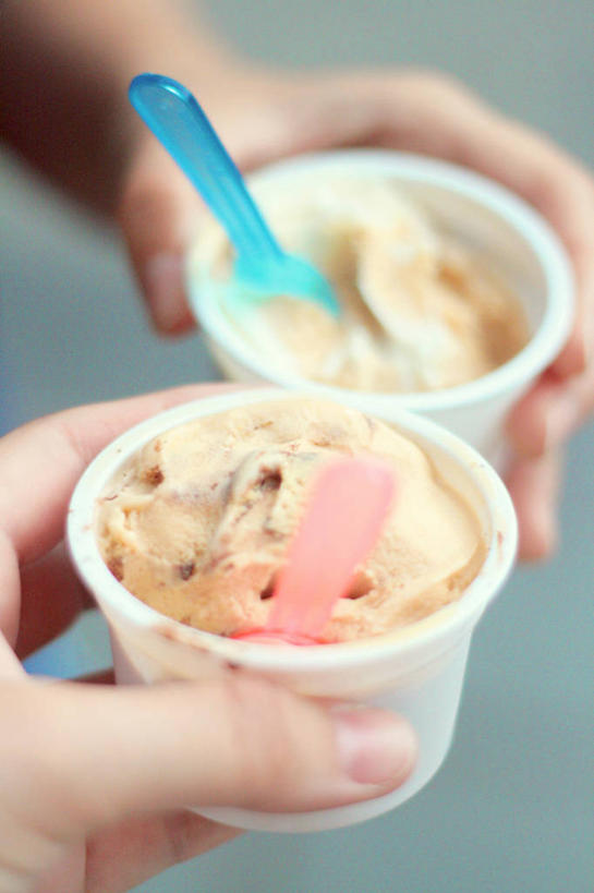 手,两个人,吃,竖图,室内,特写,白天,西班牙,杯,拿着,饮食,汤匙,冰淇淋,摄影,部分,大西洋群岛,大加纳利,彩图