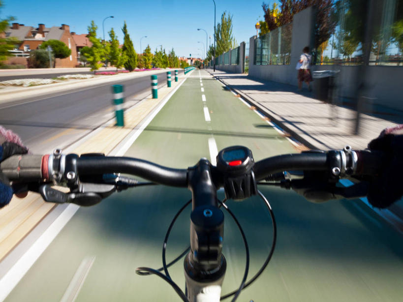 手,一个人,横图,室外,白天,运动模糊,路,西班牙,路标,首都,山地车,拿着,天空,马德里,摄影,迅速,部分,手把,马德里省,彩图