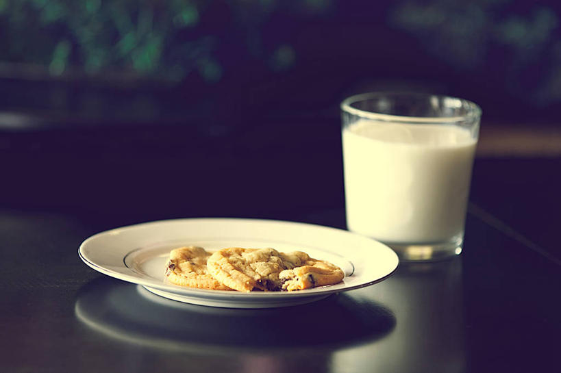 牛奶,无人,横图,室外,特写,夜晚,桌子,静物,美国,反射,曲奇,饮料,盘子,摄影,清新,彩图,巧克力脆饼
