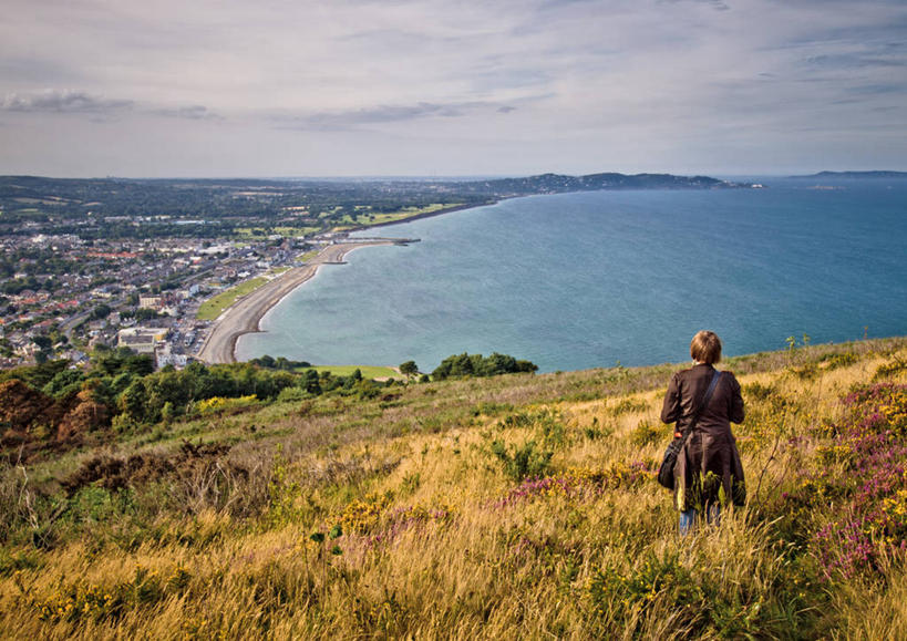 西方人,成年人,一个人,站,横图,室外,白天,海洋,美景,山,爱尔兰,欧洲,欧洲人,仅一个年轻女性,仅一个女性,仅一个人,海岸线,景观,云,草,背面,风景,天空,自然,景色,摄影,自然风光,威克洛郡,年轻女性,女人,女性,白种人,年轻人,彩图,短发,布雷