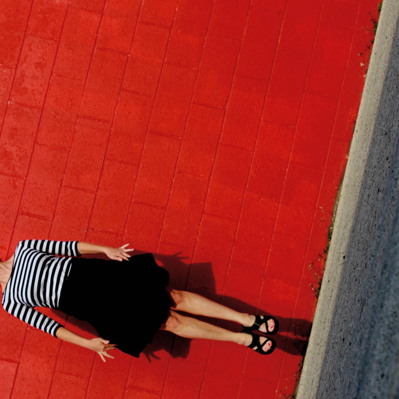 成年人,一个人,跳,方图,凉鞋,加拿大,仅一个女性,条纹,墙,半空,休闲装,红色,摄影,部分,享乐,无忧无虑,彩图