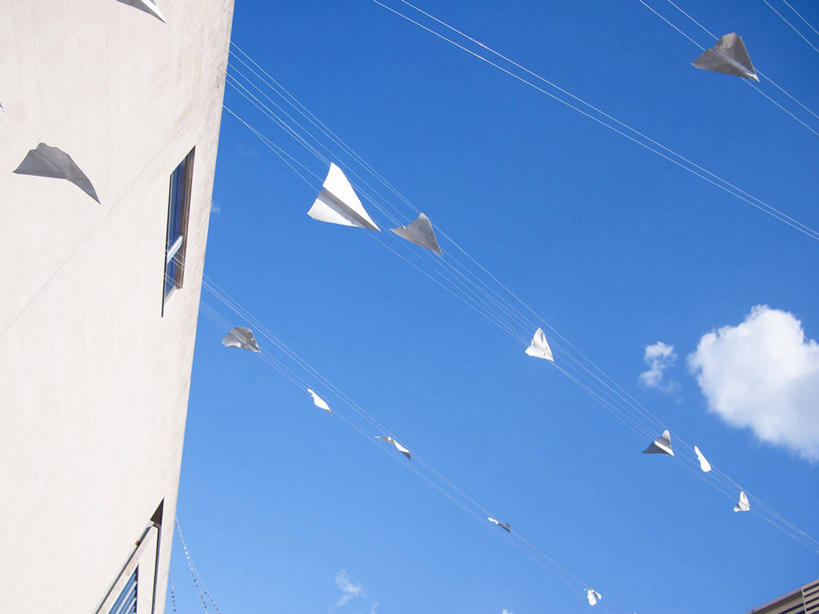 无人,横图,室外,白天,仰视,英国,一排,吊挂,悬挂,整齐,线,云,首都,挂,伦敦城,排列,天空,摄影,纸飞机,创造力,队列,想法,彩图,低角度拍摄