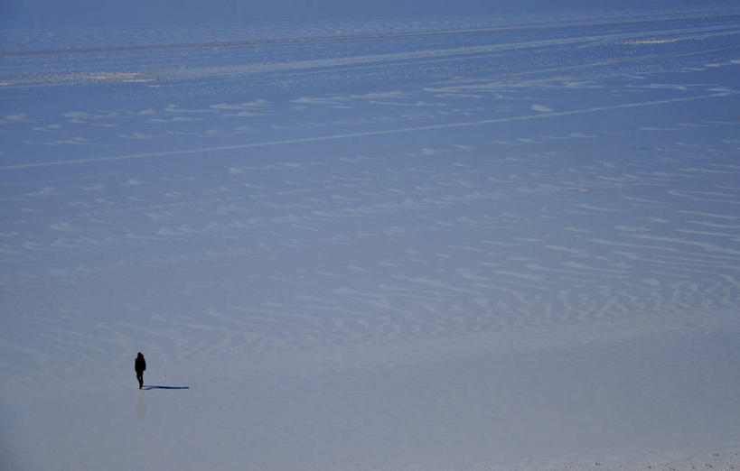 一个人,横图,俯视,航拍,室外,白天,留白,寂寞,玻利维亚,阴影,波浪,安静,摄影,鸟瞰,步行,彩图,高角度拍摄,独处
