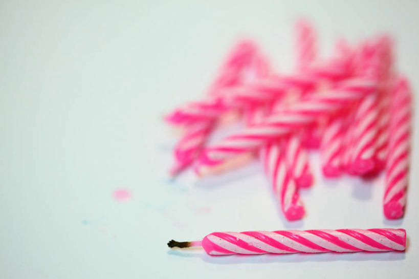 无人,横图,特写,白色背景,生日,蜡烛,美国,许多,庆祝,很多,粉色,摄影,熄灭,庆贺,祝贺,出生,诞生,烛炬,彩图,影棚拍摄