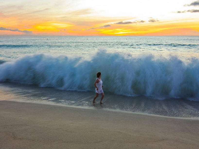 西方人,成年人,一个人,跑,横图,室外,海浪,海洋,日落,欧洲,欧洲人,仅一个年轻女性,仅一个女性,仅一个人,水平线,云,自然,波浪,摄影,涨潮,荷属圣马丁,危险,年轻女性,女人,女性,白种人,年轻人,海滩,彩图
