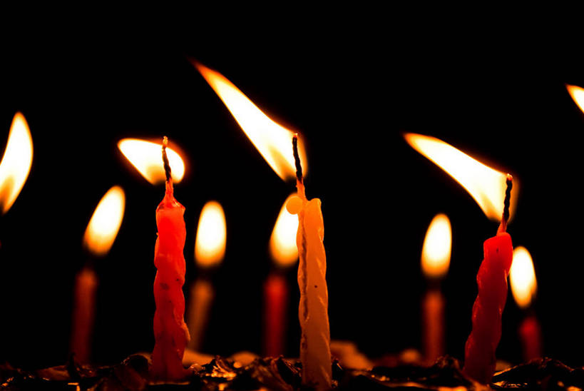 无人,横图,特写,生日,蜡烛,印度,黑色背景,庆祝,火焰,燃烧,热,红色,摄影,照亮,庆贺,祝贺,出生,诞生,烛炬,哈里亚纳邦,彩图,影棚拍摄