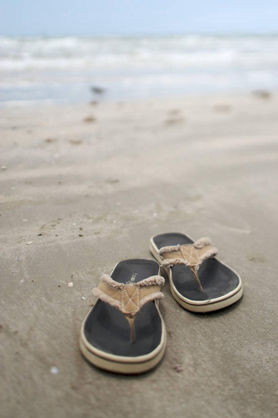 无人,竖图,俯视,室外,白天,凉鞋,度假,海洋,鞋子,美国,沙子,一对,摄影,德克萨斯,海滩,彩图,高角度拍摄